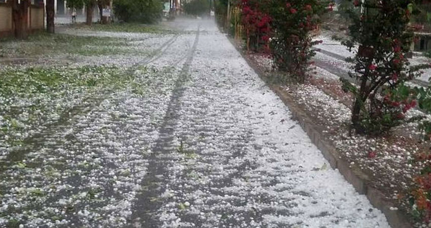 VIOLENT THUNDERSTORM, LIGHTNING STRIKES AND HAILSTORM LIKELY IN JHARKHAND, LIGHT SHOWERS IN WEST BENGAL