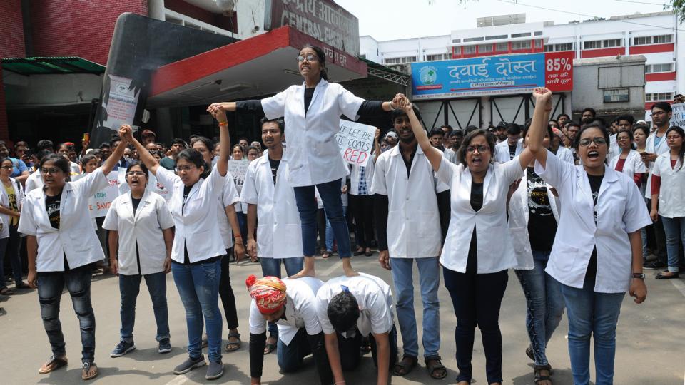 Junior doctors in Jharkhand protest against Bengal impasse, OPD boycott hits patients