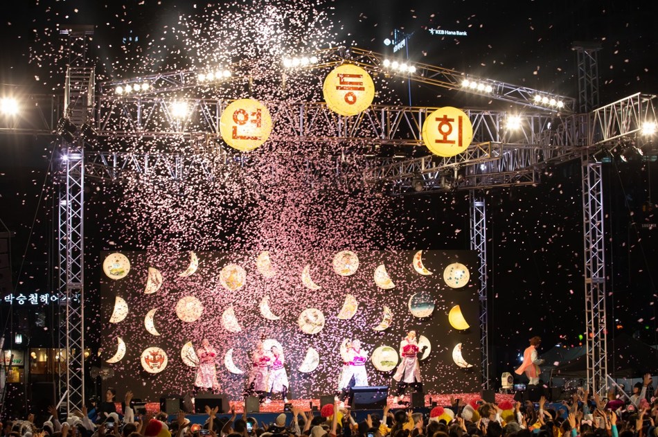2019 Lotus Lantern Festival wishing for peace held successfully with more than 400,000 people participating