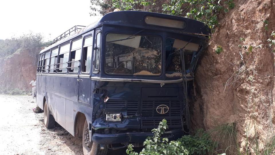 15 armed jawans injured in bus accident in Jharkhand