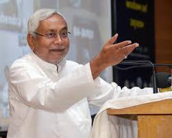 Nitish Kumar reaches Bihar assembly by electric car