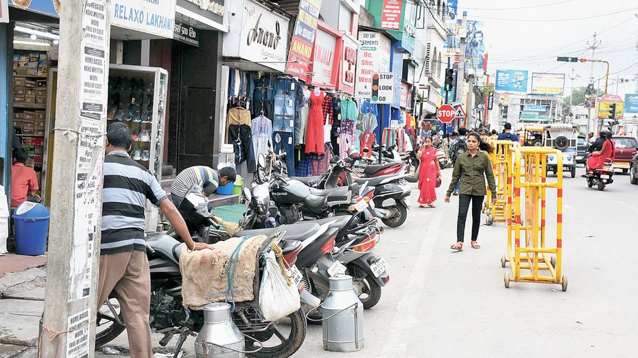RMC, cops fight for footpath