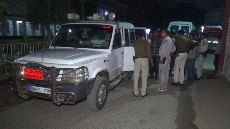 Liquor mafia attacks police in Bihar, 3 injured.