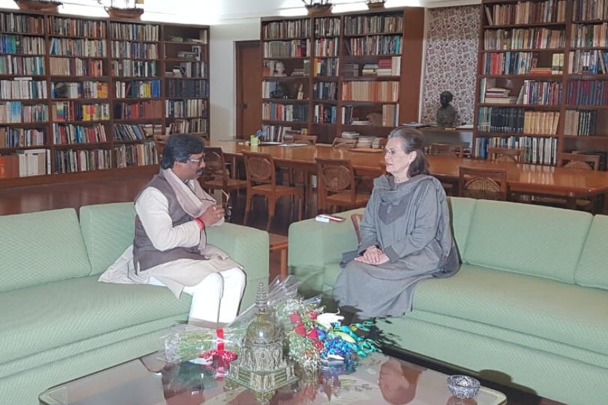 Jharkhand CM-designate Hemant Soren Meets Sonia Gandhi, Invites Her for Swearing-in Ceremony.